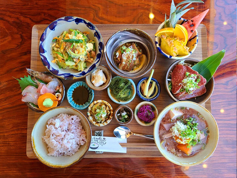 沖縄の贅沢な定食　太陽食堂～てぃーだ～