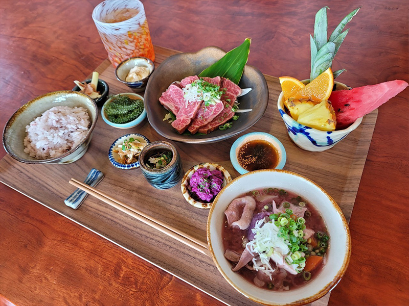 沖縄の贅沢な定食　太陽食堂～てぃーだ～