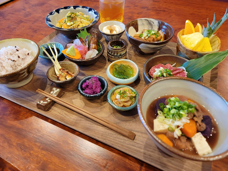 沖縄食材に拘った贅沢な定食